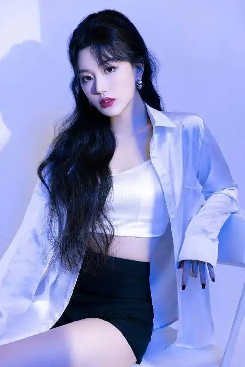 孔雪儿《蒙面舞王》舞台绝美照 白衬衫半扎高马尾青春靓丽_写真_造型