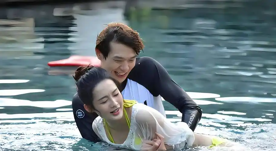 原创李沁为何还单身看到她和魏大勋的泳装照后网友一般人不敢娶