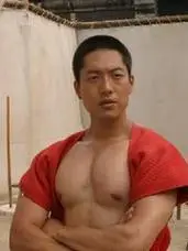 姚晨前夫凌潇肃在跤王中大展身手一身古铜色肌肉格外显眼