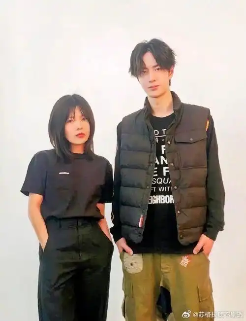 平等的羡慕每一个和王一博有合照的人 啊啊啊啊博子多更自拍呀!