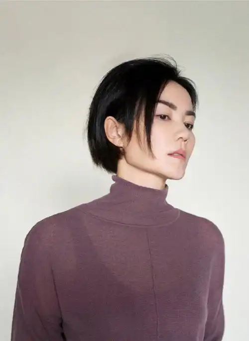 51岁王菲新造型来袭香芋紫上衣大方优雅这气质真绝了