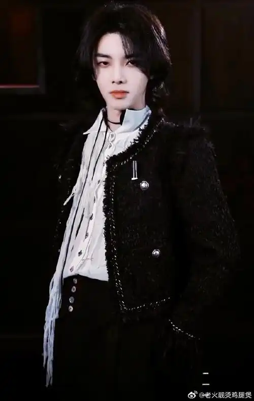 黑真发yyds飒飒留长发的样子,是我们飒妻妈最爱的样子#华晨宇王牌对