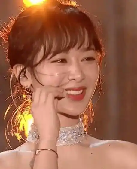 杨紫一点也不胆怯,而且因为紧张的出汗和"卸妆",杨紫一点也不胆怯