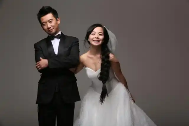 为了不让这份感情有很大的悬殊,王二妮便让李飞担任自己的经纪人负责