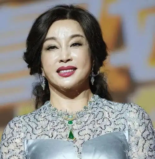 她踏上了"拉皮"的道路,以求能够出演年轻少女的角色.