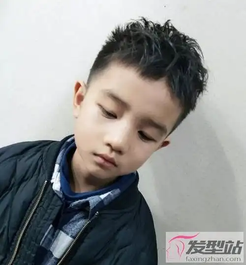 小男孩两边剃发型酷炫吸睛秒变小潮男