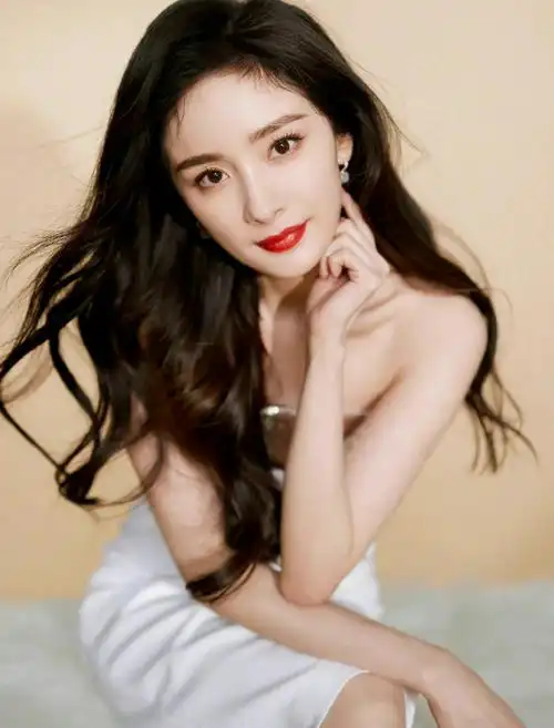 杨幂白色抹胸长裙造型