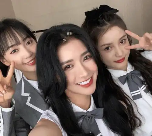 原创蔡卓宜参加非日常派对晒婧妹们合照太有回忆了