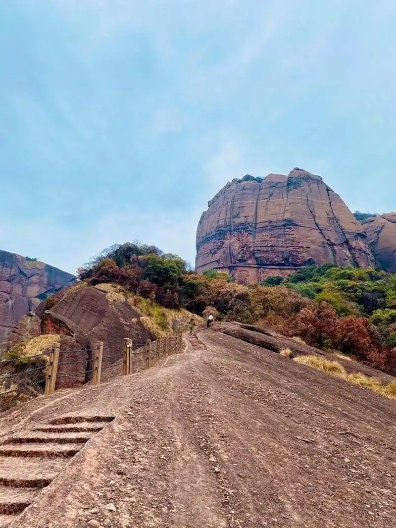 龟峰:你长得真是龟 位于弋阳县的龟峰风景区,可谓是一片由巨石组成的