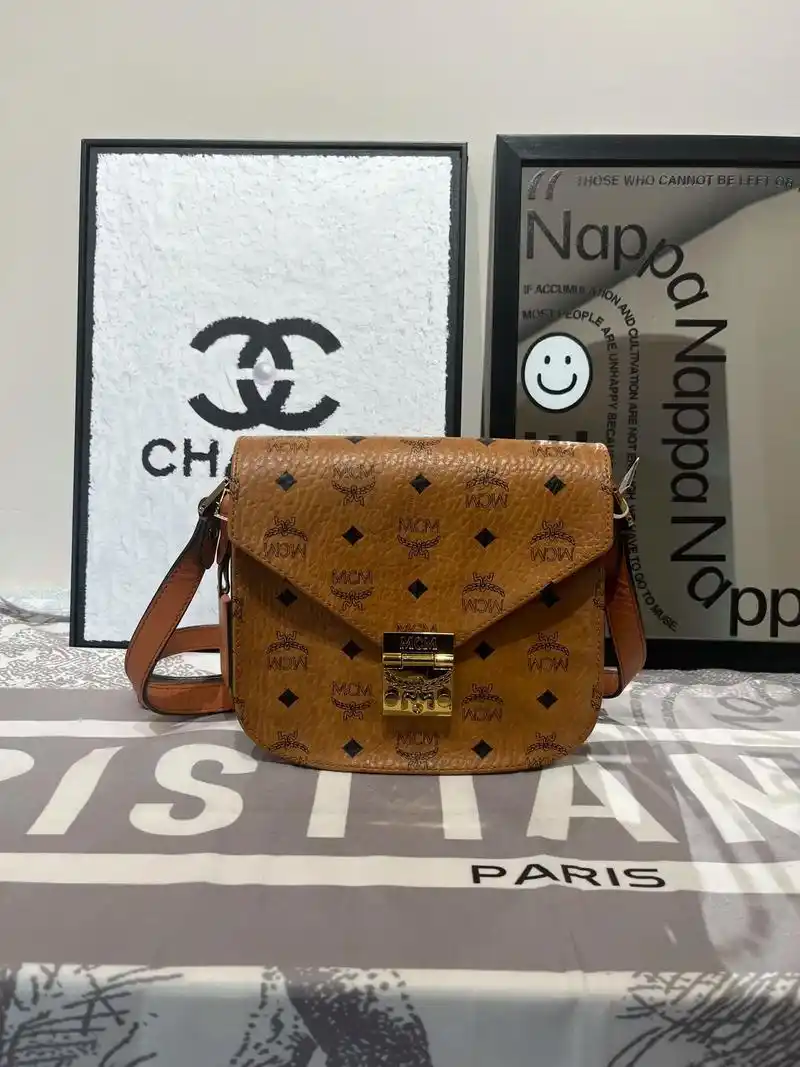 挑战分享100只包包——mcm邮差.mcm经典干品色 马鞍包 - 抖音