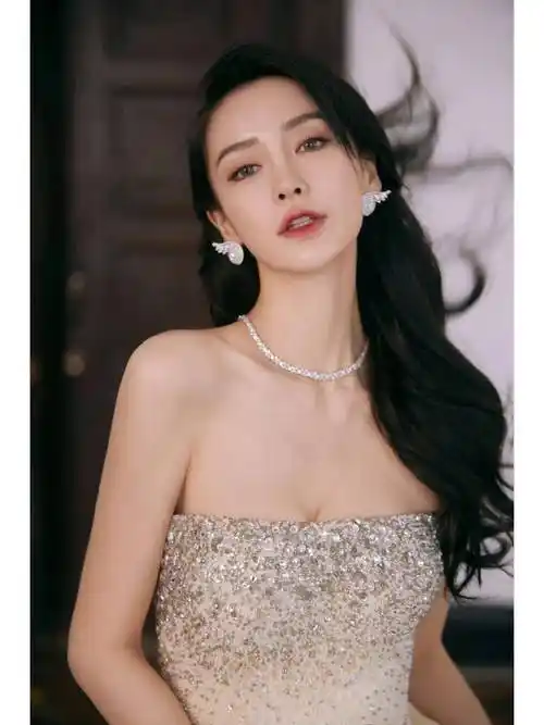 angelababy单手捞起大裙摆的瞬间很美,时尚迷人的身材好看_礼服_美貌