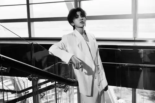 分享一组蔡徐坤图片给大家,图中的明星图片壁纸会点缀你的电脑桌面