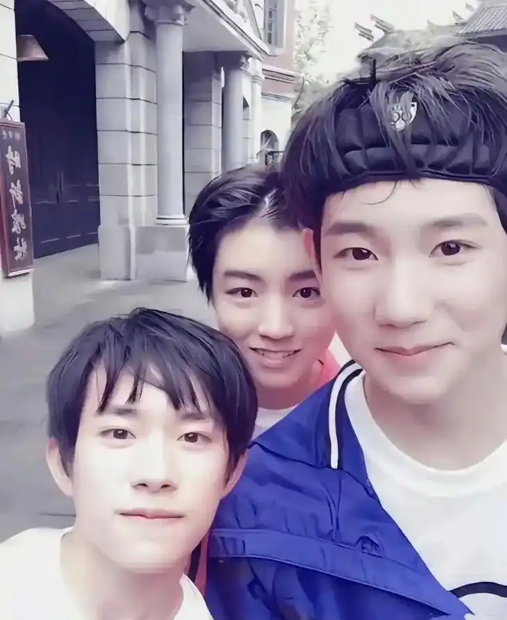 合照越来越模糊,不知道什么时候会有新的.#tfboys十年之 - 抖音