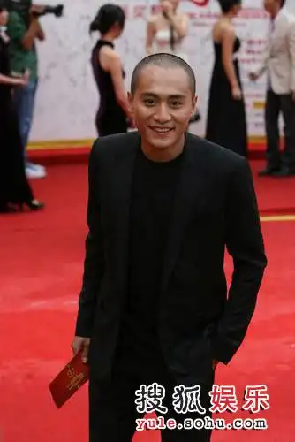 图:第12届华表奖红毯 光头刘烨一脸憨厚傻笑
