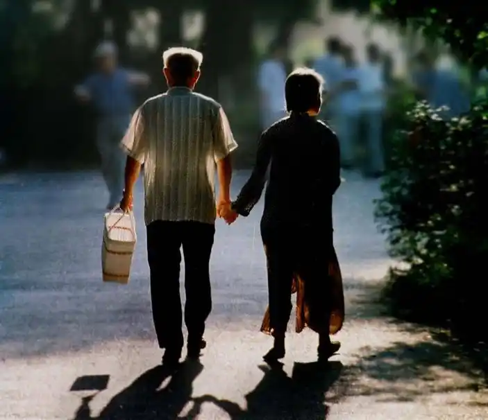 人到中年,脑海中有这三个"背影"挥之不去,但终究是要远离