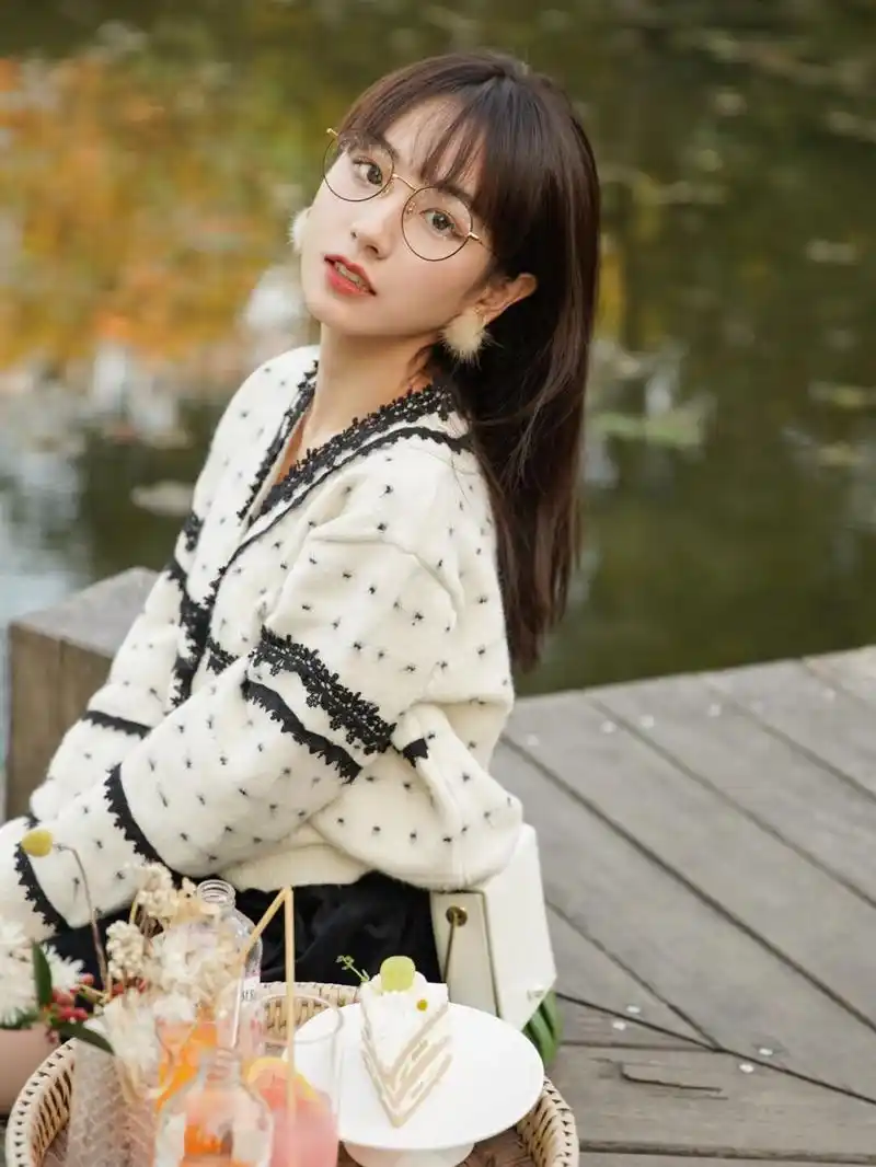 戴眼镜很有知性美的女孩,有种不一样的气质,一颦一笑都好看