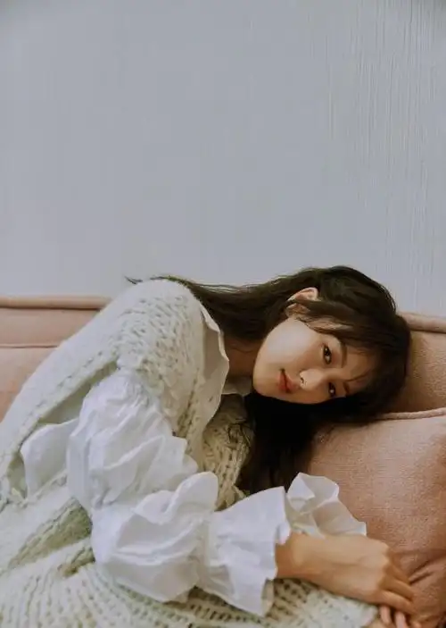 剧中她是张艺兴妻子,穿灯笼袖上衣配针织裙,清纯似16岁高中生