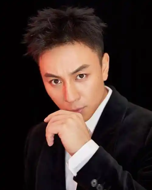 原创功夫小子释小龙带妻子看豪宅娇妻紧随身边外形条件不输女明星