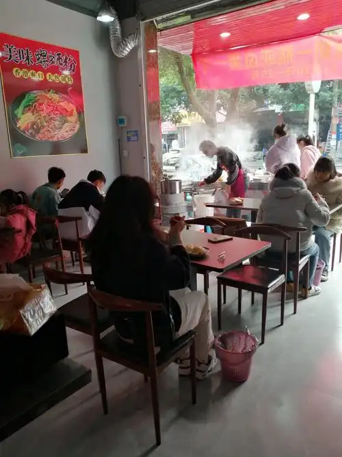 钟山吃粉去哪里?去老同学米粉店