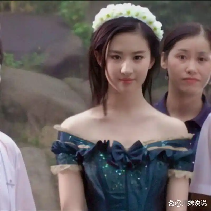 刘亦菲头戴花环公主造型