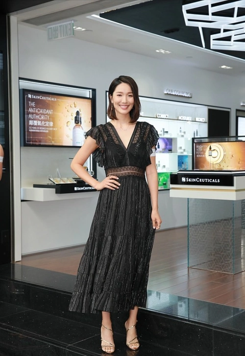 王祖蓝还挺开明的妻子李亚男穿透气裙都不管别说还挺吸睛