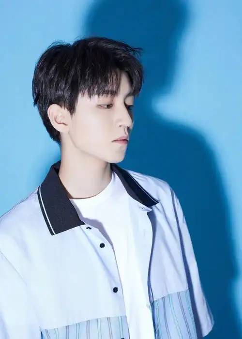 王俊凯新鲜时尚写真大片,蓝色系照片如夏天的风拂过,清爽阳光