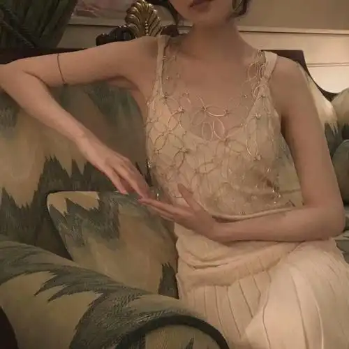 部位女头像锁骨露肩