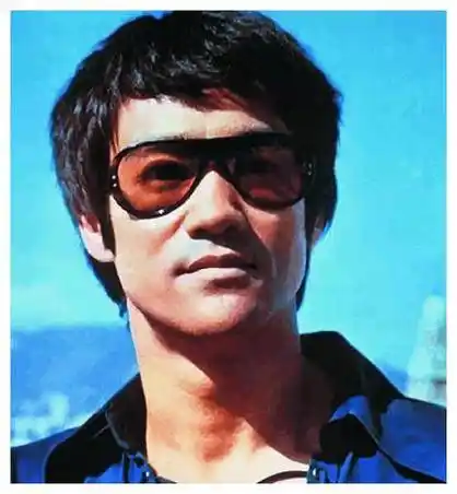 11年前成龙和亲哥安徽相认,对方一贫如洗,他有没有帮助哥哥们?