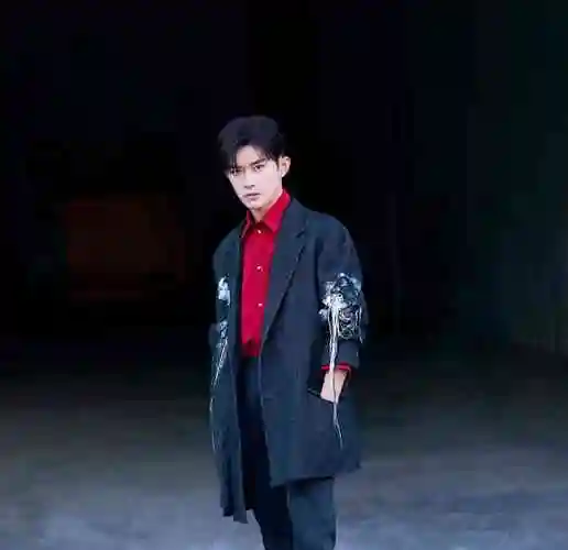 大家可以对比一下之前易烊千玺的黑色穿搭造型,可以明显感受到气质的