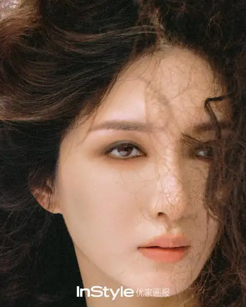 江疏影卷发烟熏妆大片##instyle封面##时尚新封面