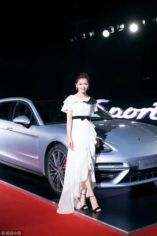 刘涛白色荷叶边开叉礼服裙漆皮凉鞋 甜美俏丽