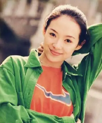 小时候的章子怡就对舞蹈有着深厚的热爱,而且父母也给她报了舞蹈班.