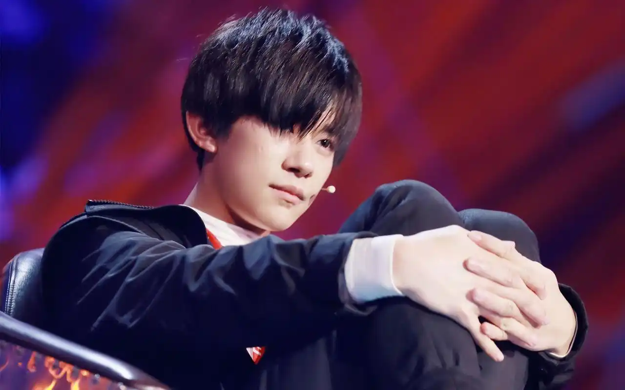 最新易烊千玺秋日写真壁纸_温暖如初的清新少年 1920x1200   1393kb