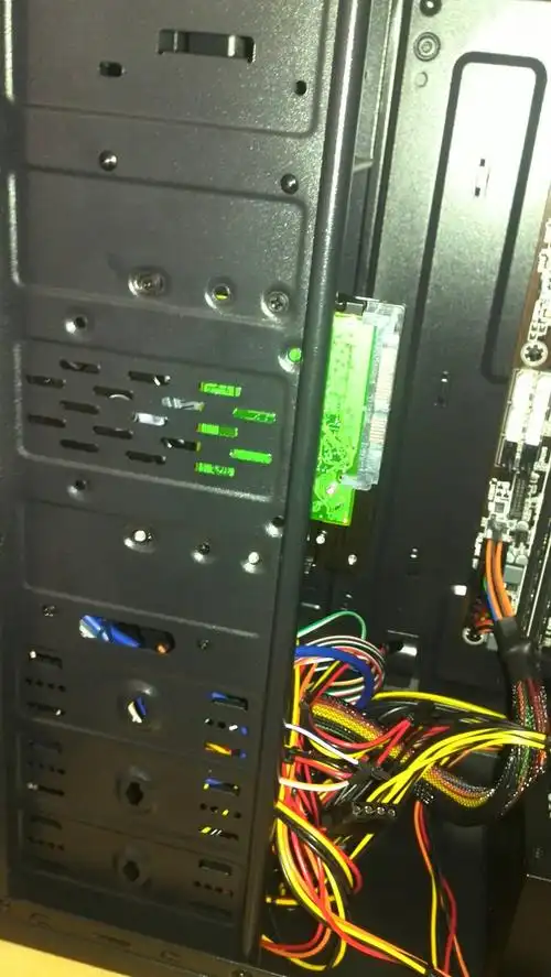 先马奇迹3机箱,硬盘应该安装在哪里