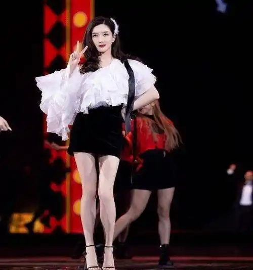 原创江疏影终于不再"保守",穿"人鱼裙"秀身材,转身那刻直男疯狂截图