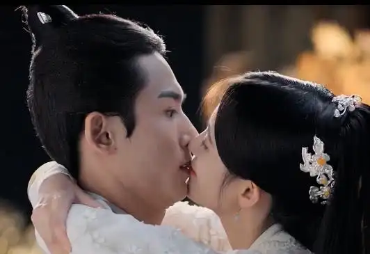 张哲瀚被鞠婧祎"吻"出双下巴,粉丝:"秦王"这眼神给一百分!