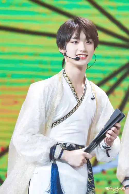 可以给我安利一些丁程鑫绝美照片吗? - 知乎