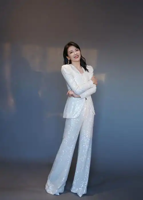 刘涛穿白色西服秀出逆天长腿.