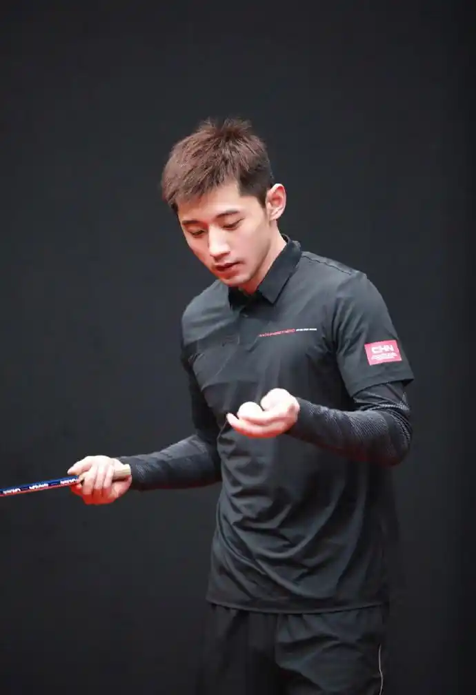 原创张继科一身黑衣练球尽显帅气今晚pk侯英超上演国乒攻削大战