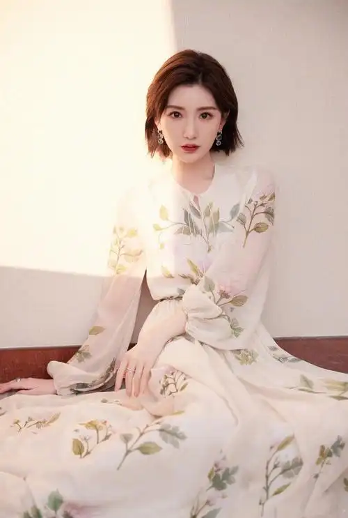 毛晓彤又有新身份她的新造型清雅甜美时尚又大方