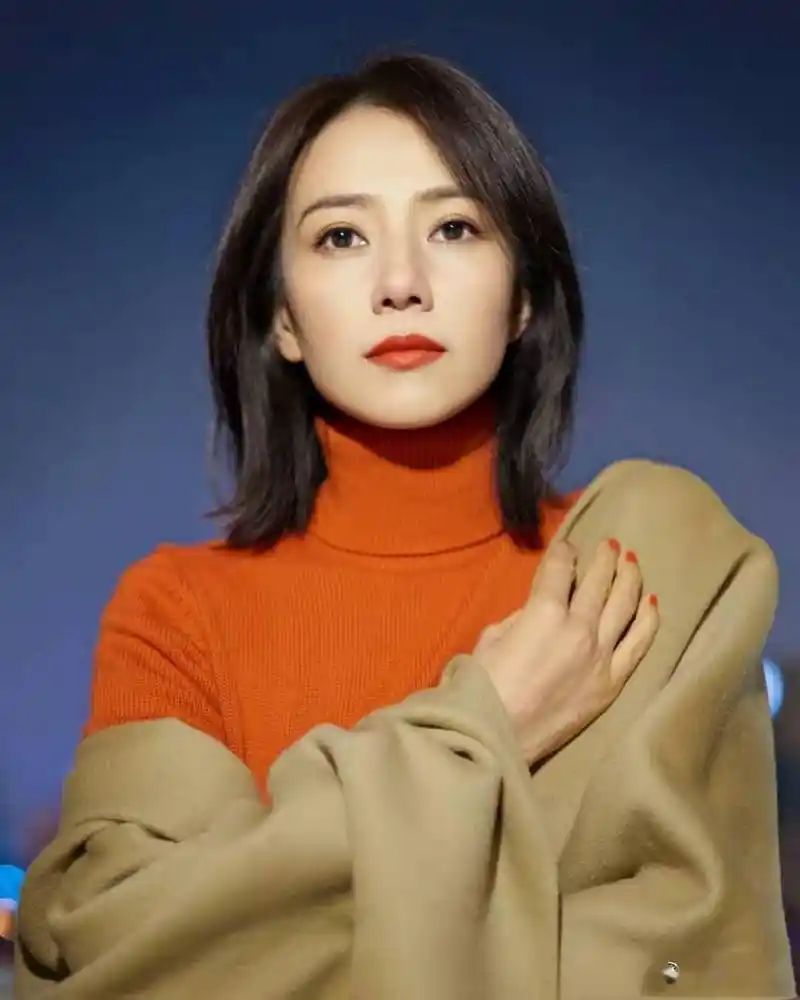 女人过了45岁尽量别留长发,烫卷发!推荐这5款发型,太减龄