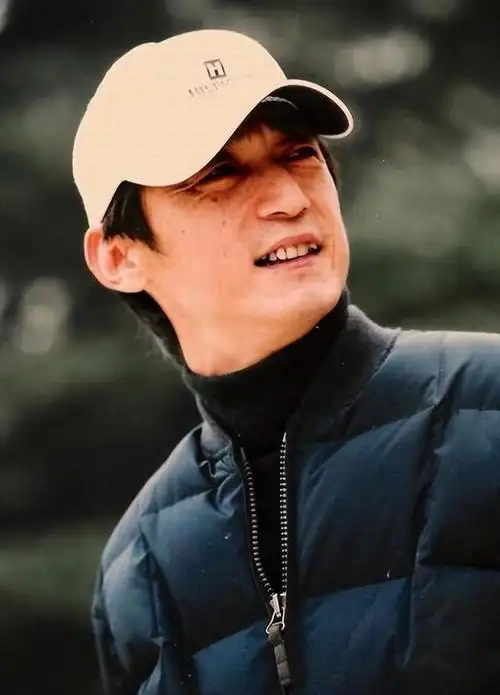 婚后陈小艺也放弃了自己正当红的事业选择了生孩子照顾家庭,这段时间