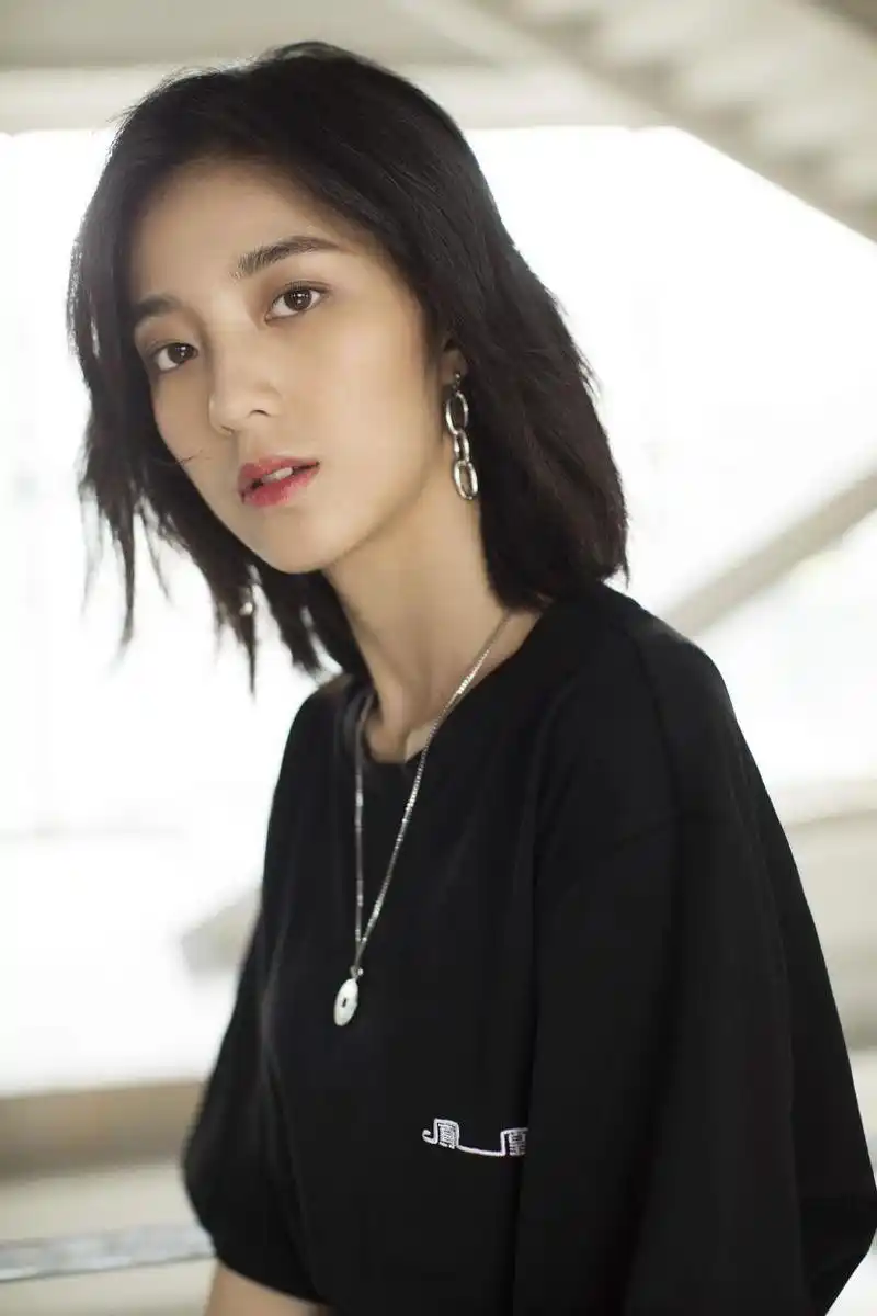 精美图集|清冷美女万鹏