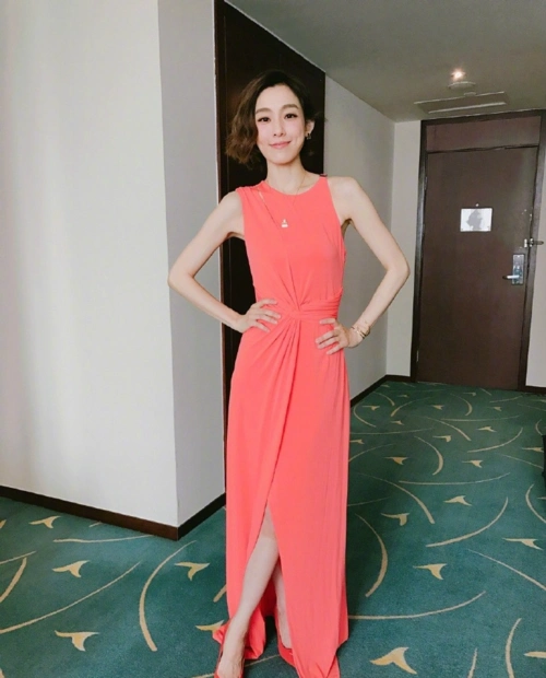 范玮琪身穿红裙红高跟鞋出席活动,网友,这脚到底是怎么