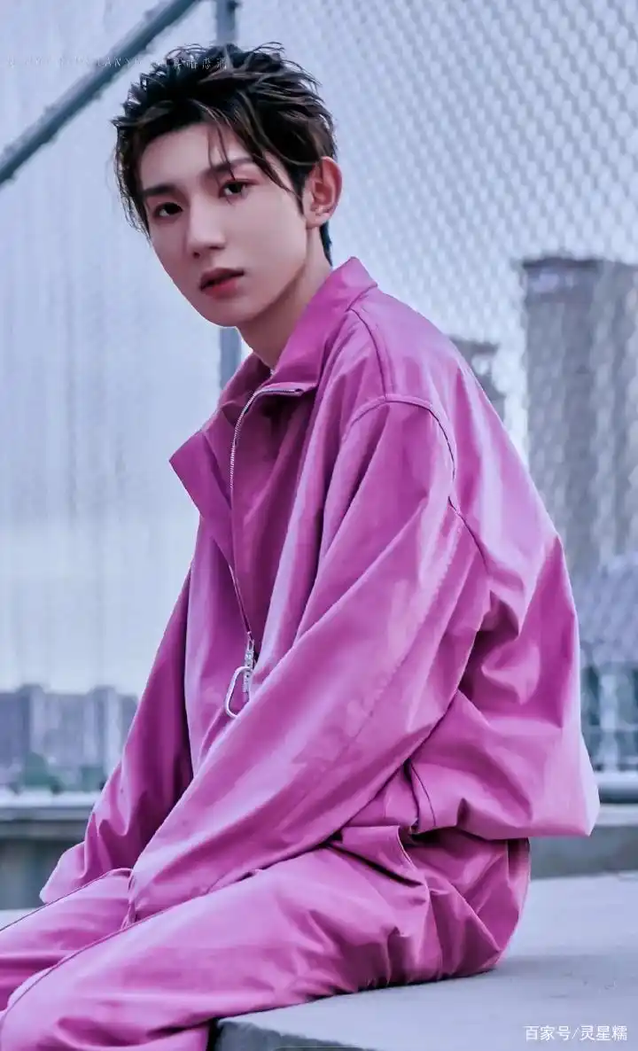 王源最新出炉360度完美帅气图片