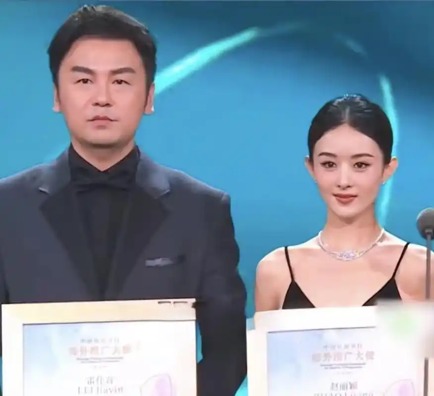 还有雷佳音踩了颖宝的裙子,两人对视哈哈哈#雷佳音的头有赵丽颖两个大