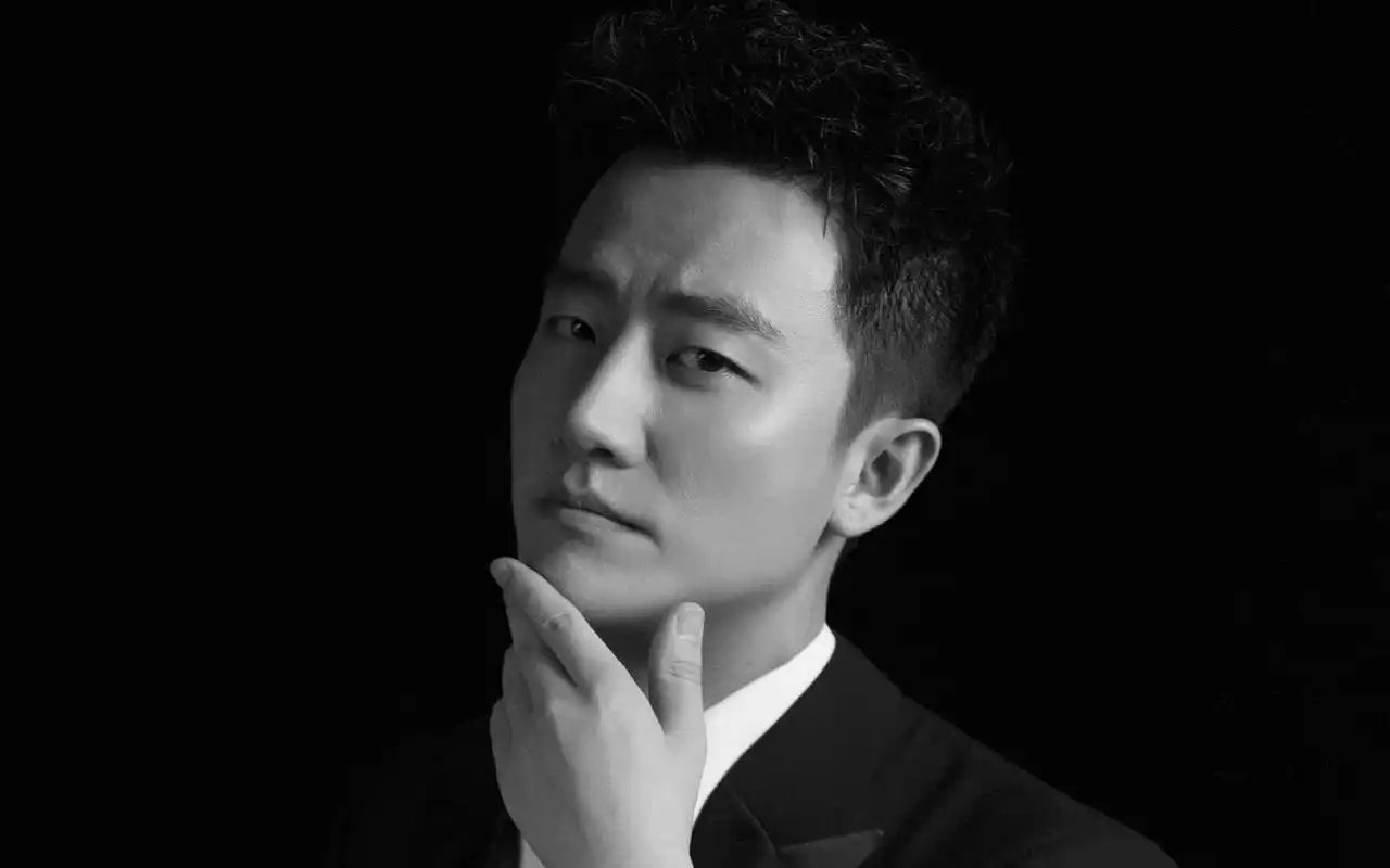 黄轩黑白大片帅气写真高清桌面壁纸