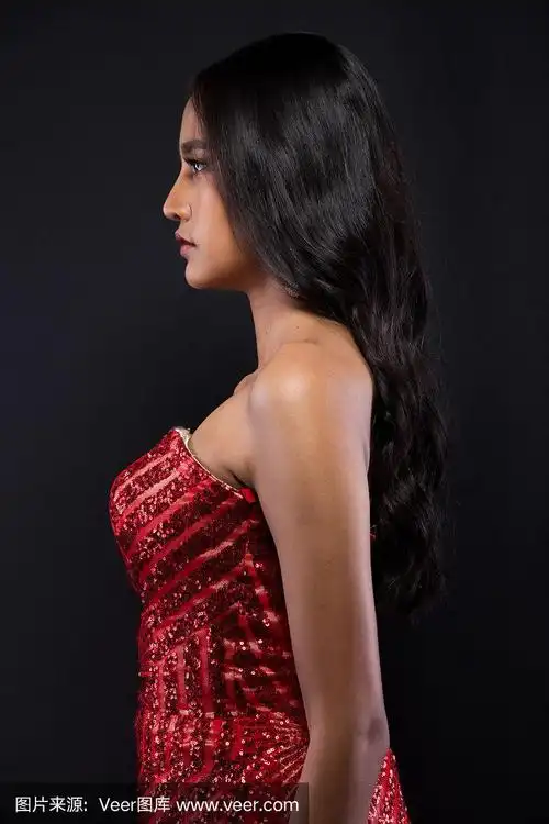 时尚亚洲女人棕褐色皮肤,黑色头发,眼睛