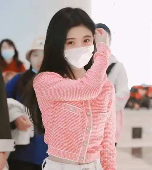 鞠婧祎是一直拥有爱豆和演员身材管理的自觉性的,看她这么多年来