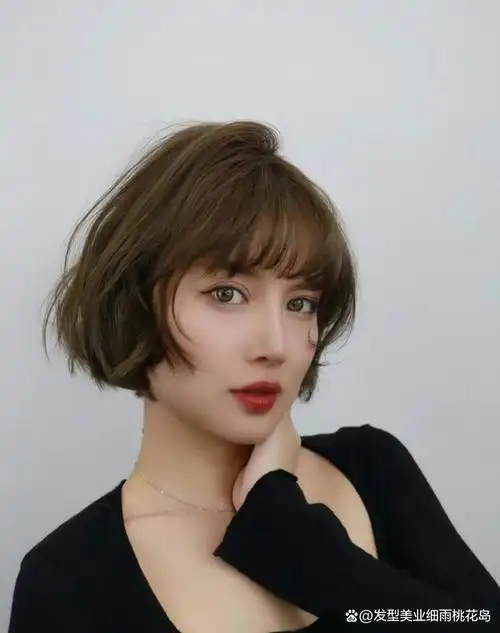 剪短发美三分,越短越年轻,春夏剪短发更清爽时尚,对于很多女生来说